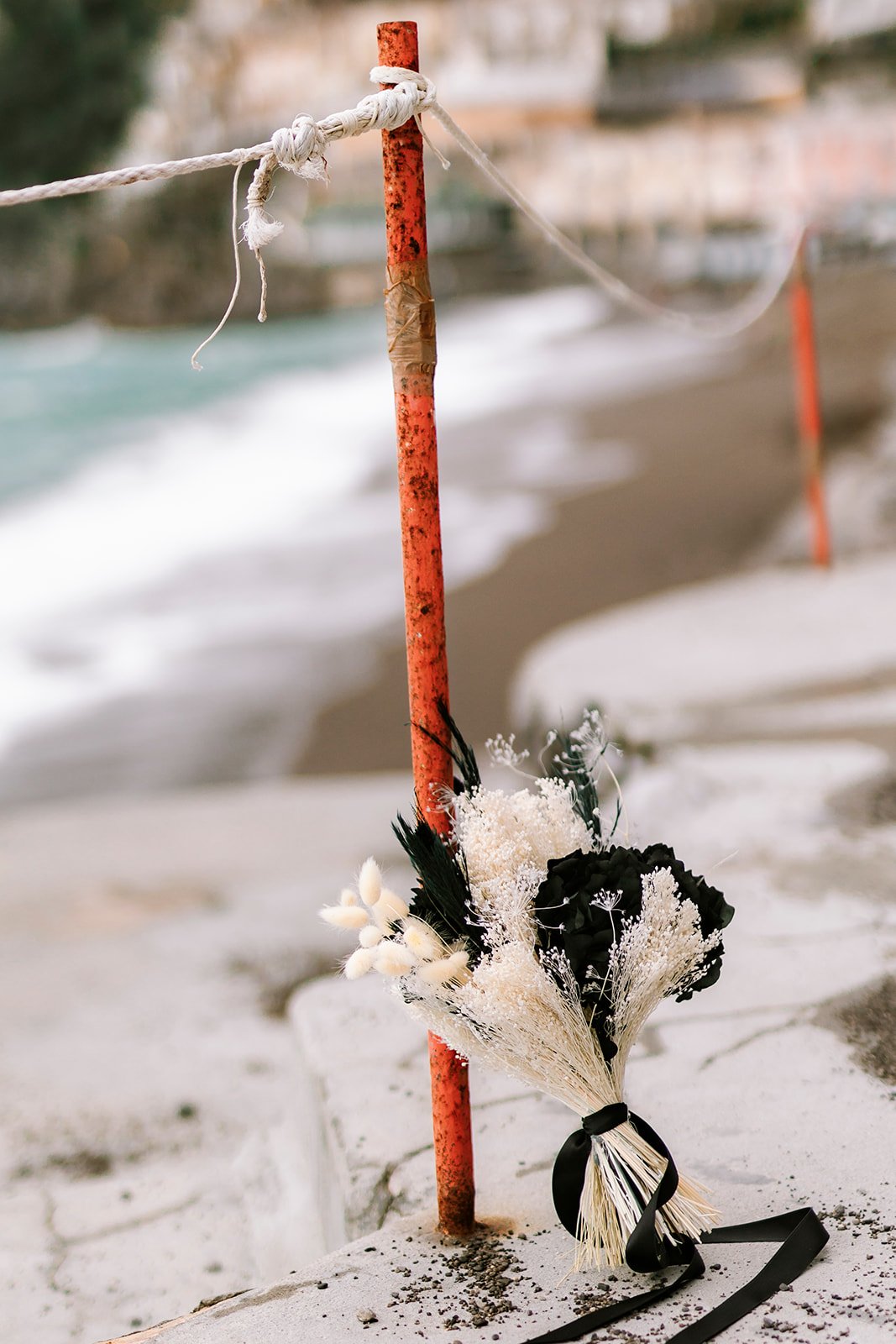 Birde and groom kiss, Amalfi coast wedding, Positano, romantic ceremony, adventure elopement, bridal bouquet