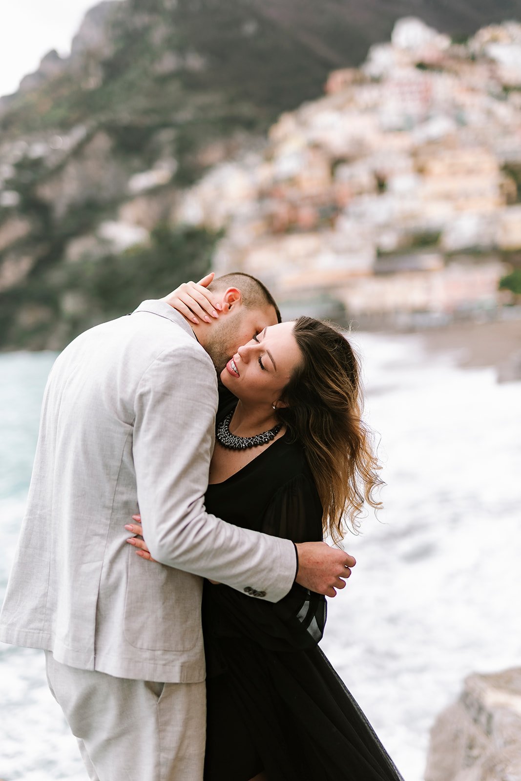 Birde and groom kiss, Amalfi coast wedding, Positano, romantic ceremony, adventure elopement