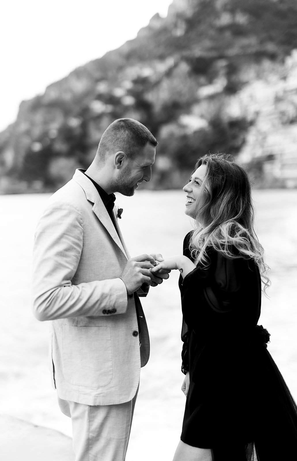 Birde and groom kiss, Amalfi coast wedding, Positano, romantic ceremony, adventure elopement