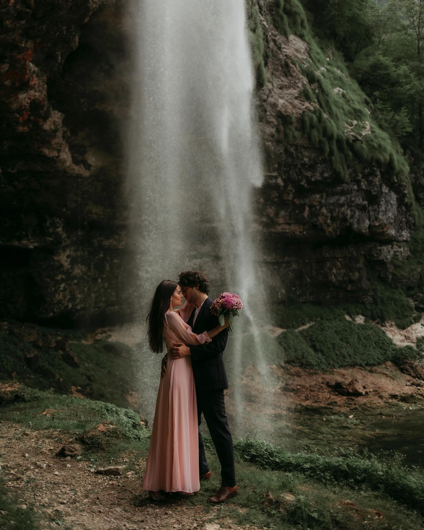 elopement wedding photographer Italy, adventure couples, dolomites, waterfall