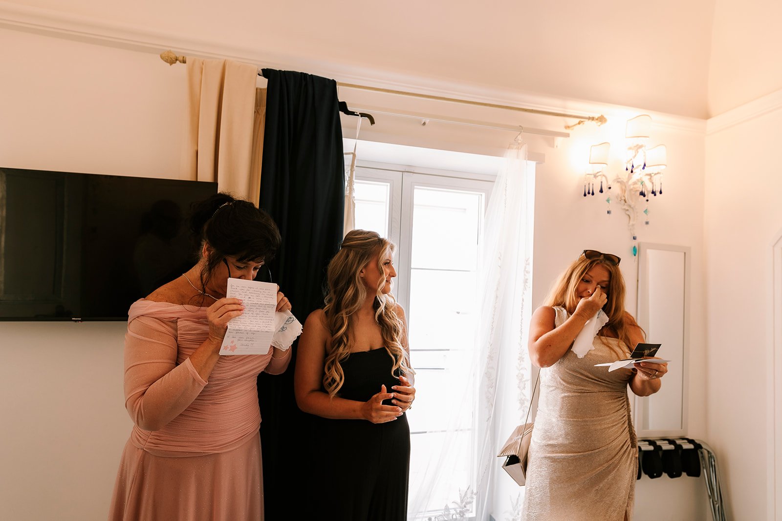 getting ready, letters, romantic moments, Italy wedding