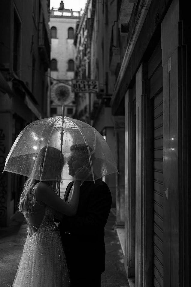 Elopement photographer Italy - Venice - rain