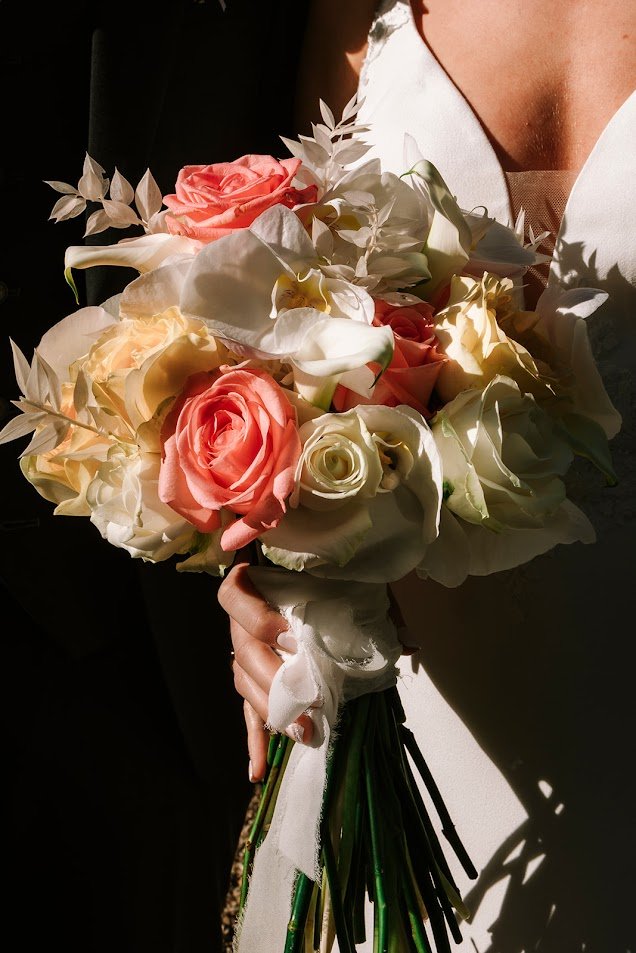 wedding photo Tuscany Italy bridal bouquet roses